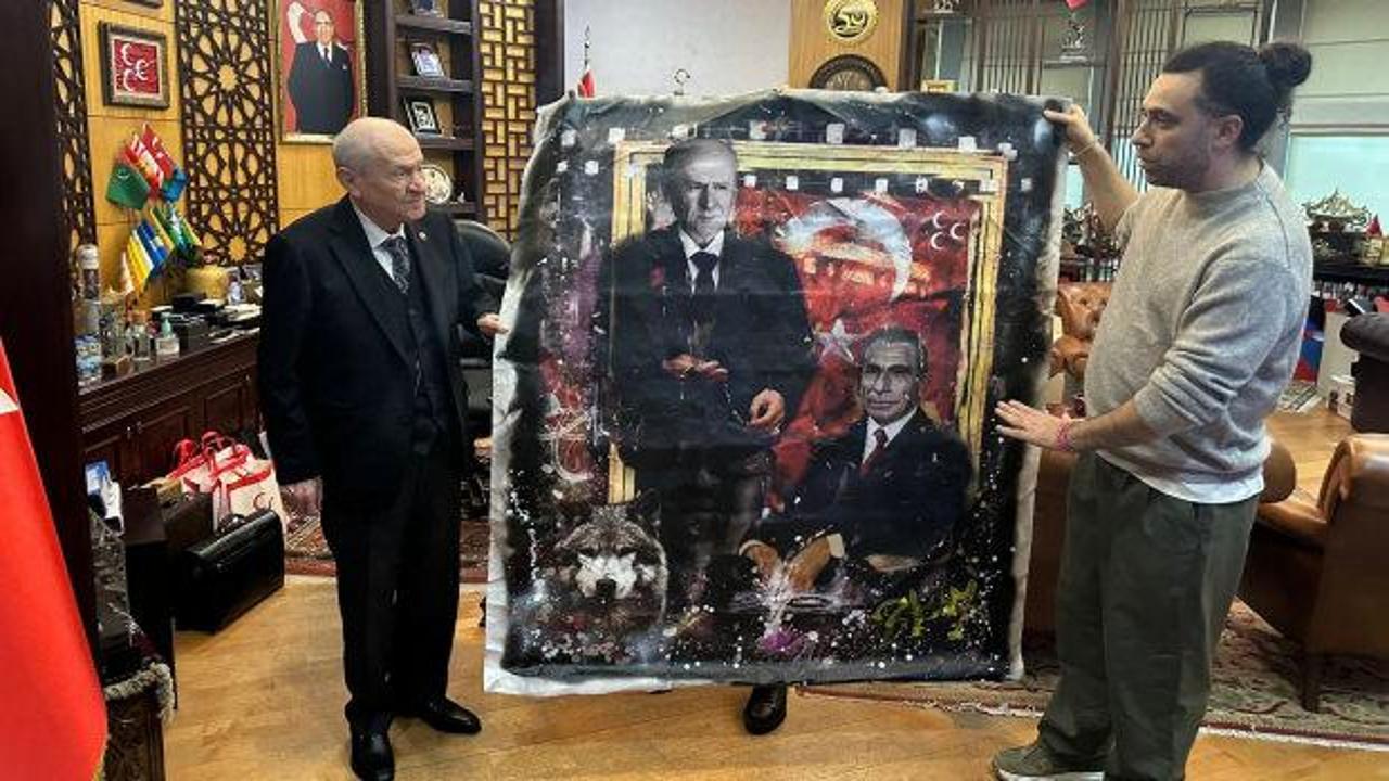 Bahçeli'ye, sprey boya ile yapılan tabloları hediye edildi