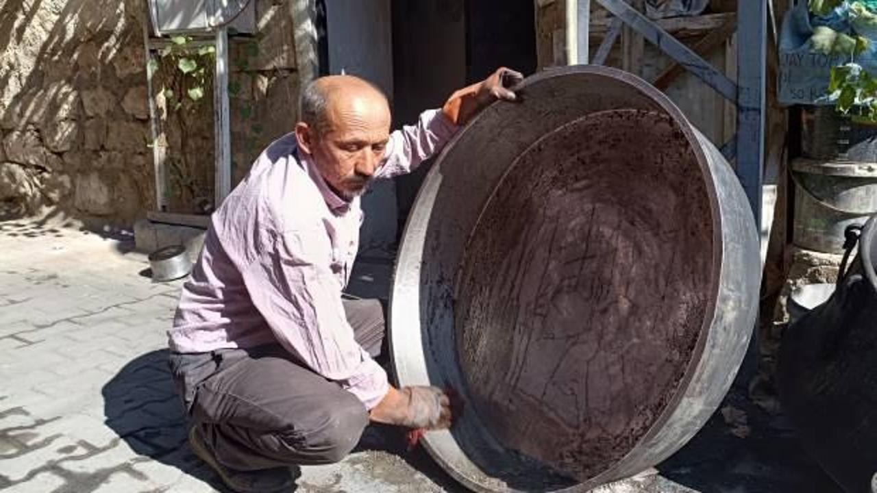 45 yıldır babasından öğrendiği kalaycılık mesleğini sürdürüyor... İlçenin tek kalaycısı!