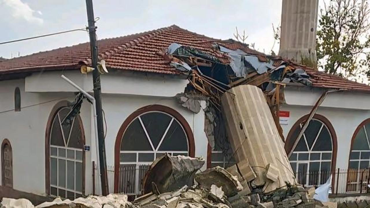 Ankara'da fırtına koptu: Namaz vaktinde minare yıkıldı