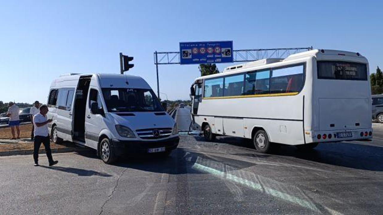 Antalya'da servis aracı tur arabasıyla çarpıştı: Yaralılar var