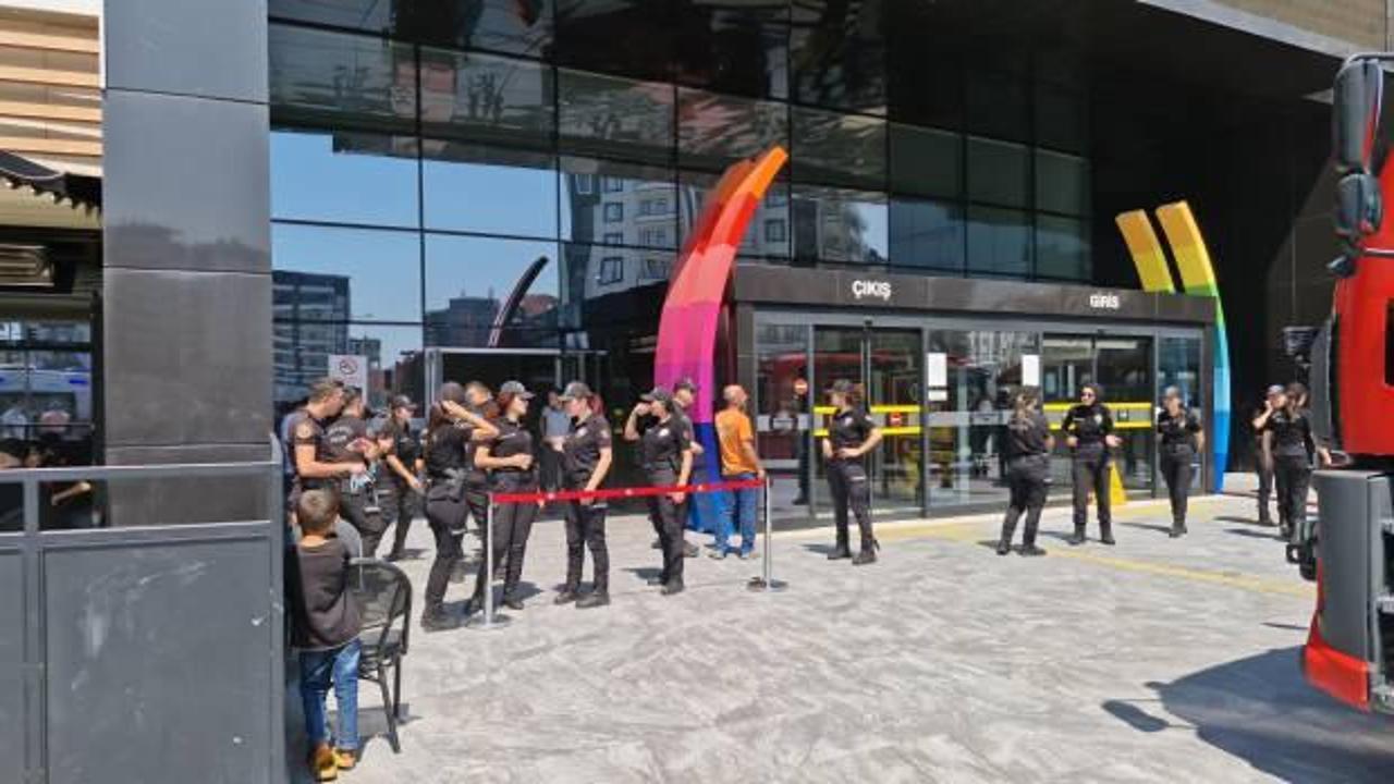 AVM'de korkutan yangın!