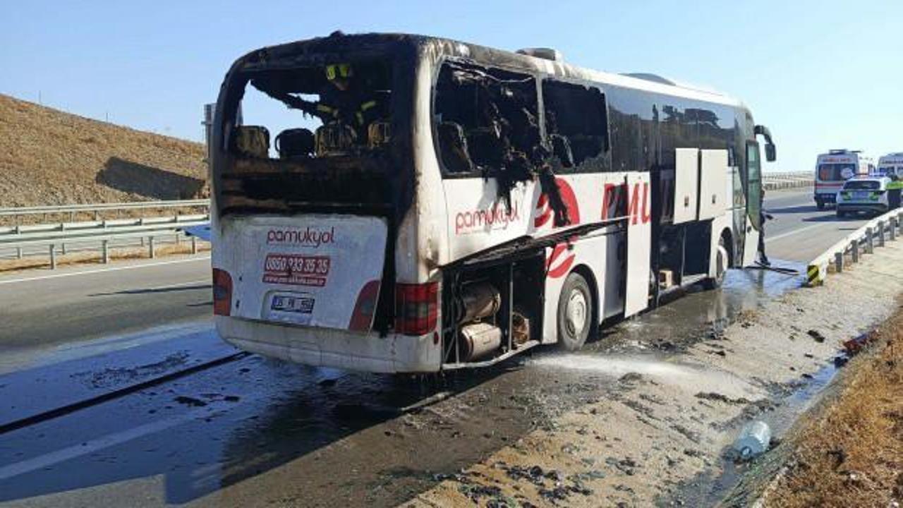 Aydın'da seyir halindeyken alev alan yolcu otobüsü yandı