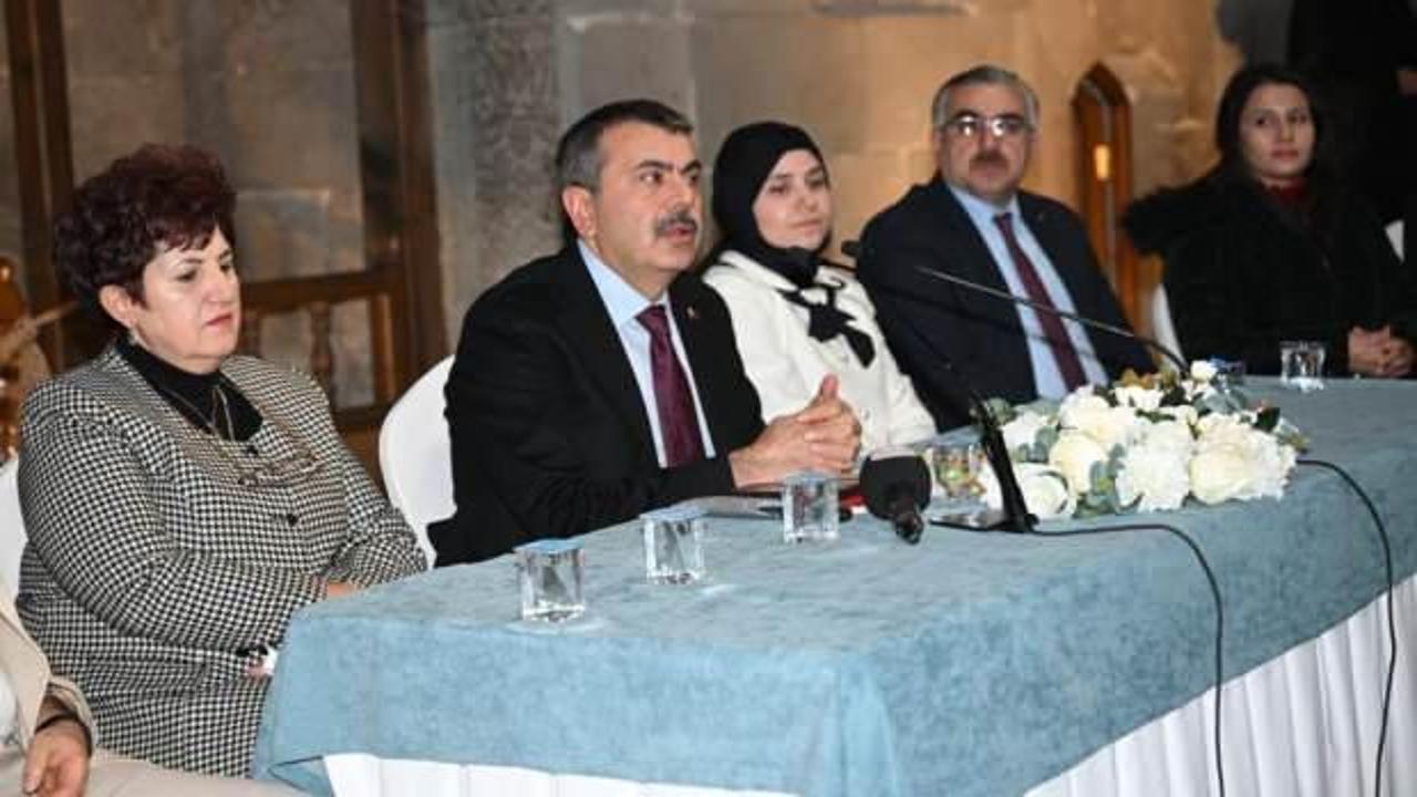 Bakan Tekin açıkladı! 300 bin öğretmene yeni ünvan