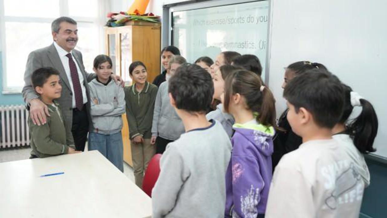 Bakan Tekin'den öğrenci ve öğretmenlere sürpriz ziyaret