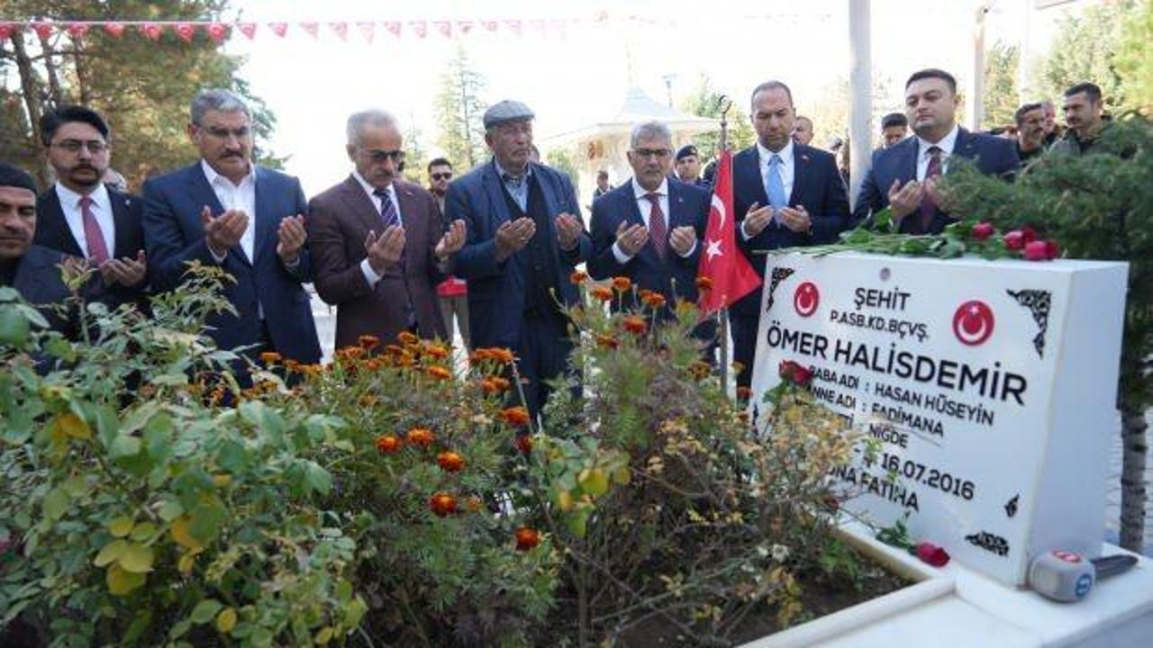 Bakan Uraloğlu'ndan şehit Ömer Halisdemir'in kabrine ziyaret