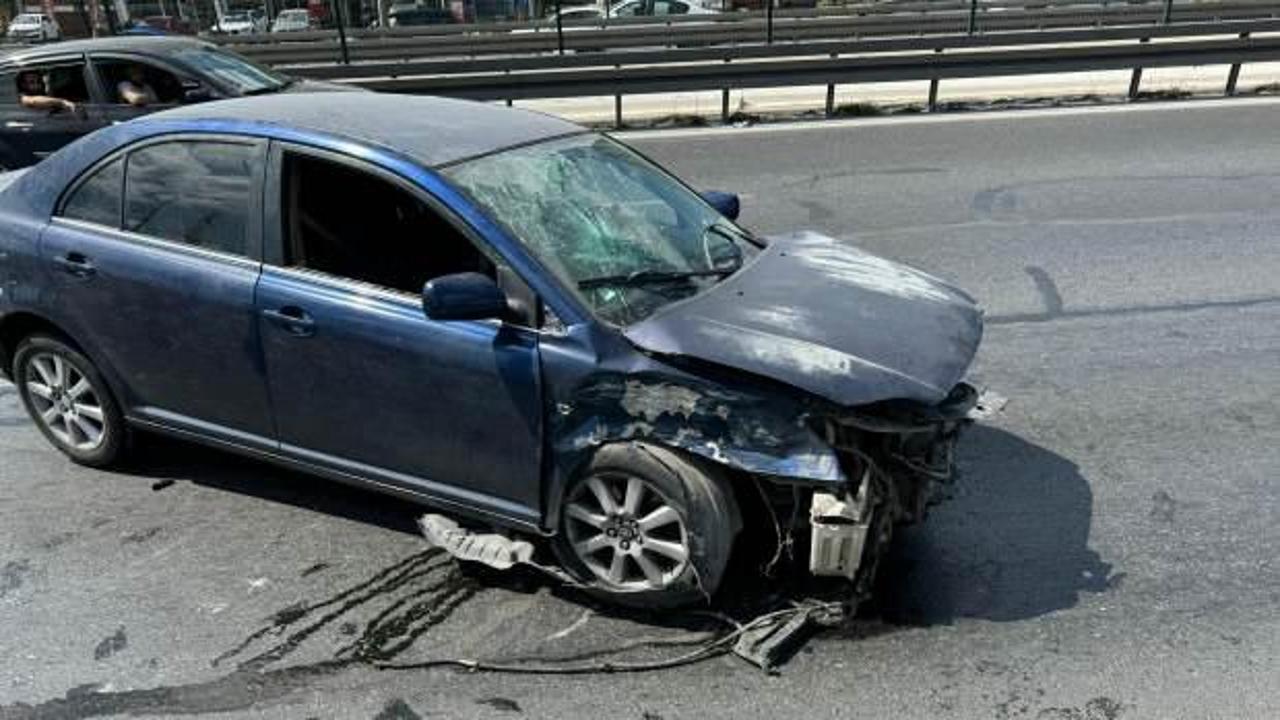 Beylikdüzü’nde makas atarak ilerleyen sürücü dehşeti! Kaza yapınca aracını bırakıp kaçtı