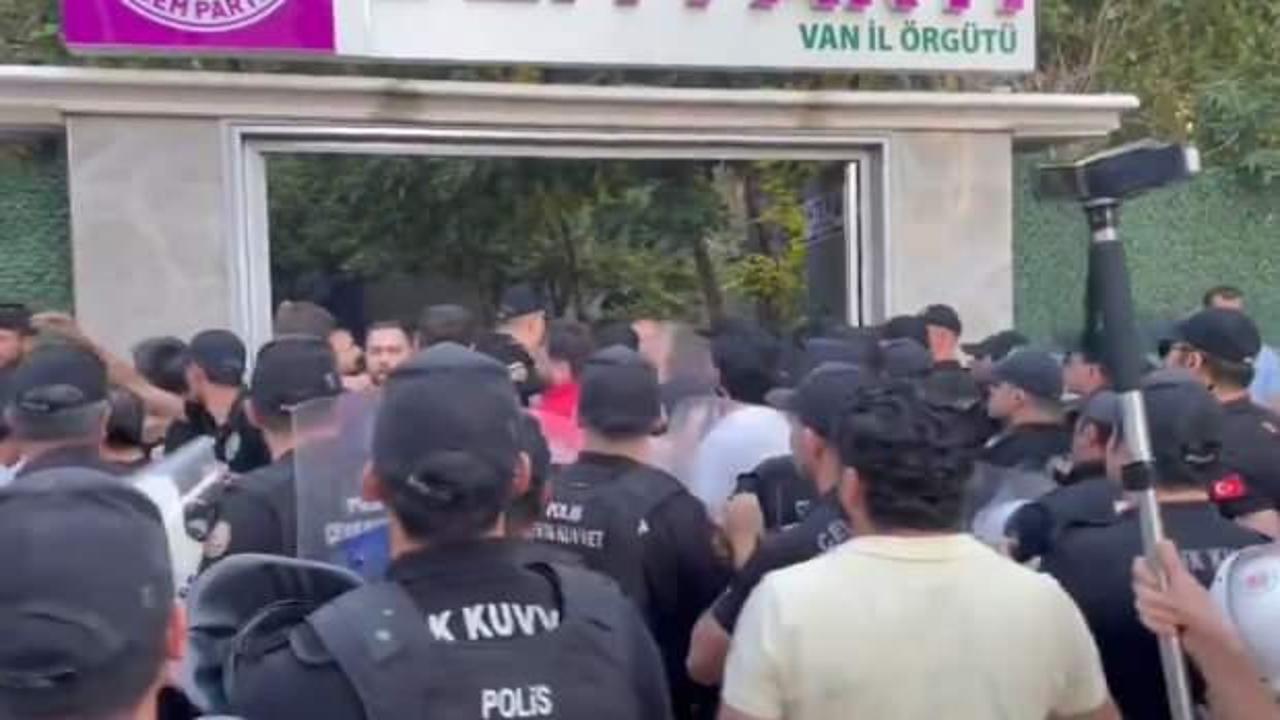 DEM Partililerden izinsiz gösteri: İl başkanı gözaltına alındı