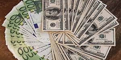 Döviz kurlarında yatay seyir tarih oldu. Dolar 33.'ten inmiyor, euro ise tarihi zirve peşinde. sabah saatlerinde 36.0 seviyelerinde olan Euro öğlen 37 TL'yi geçti.