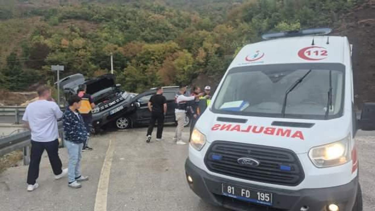 Düzce’de cip ile hafif ticari araç çarpıştı: 3 yaralı