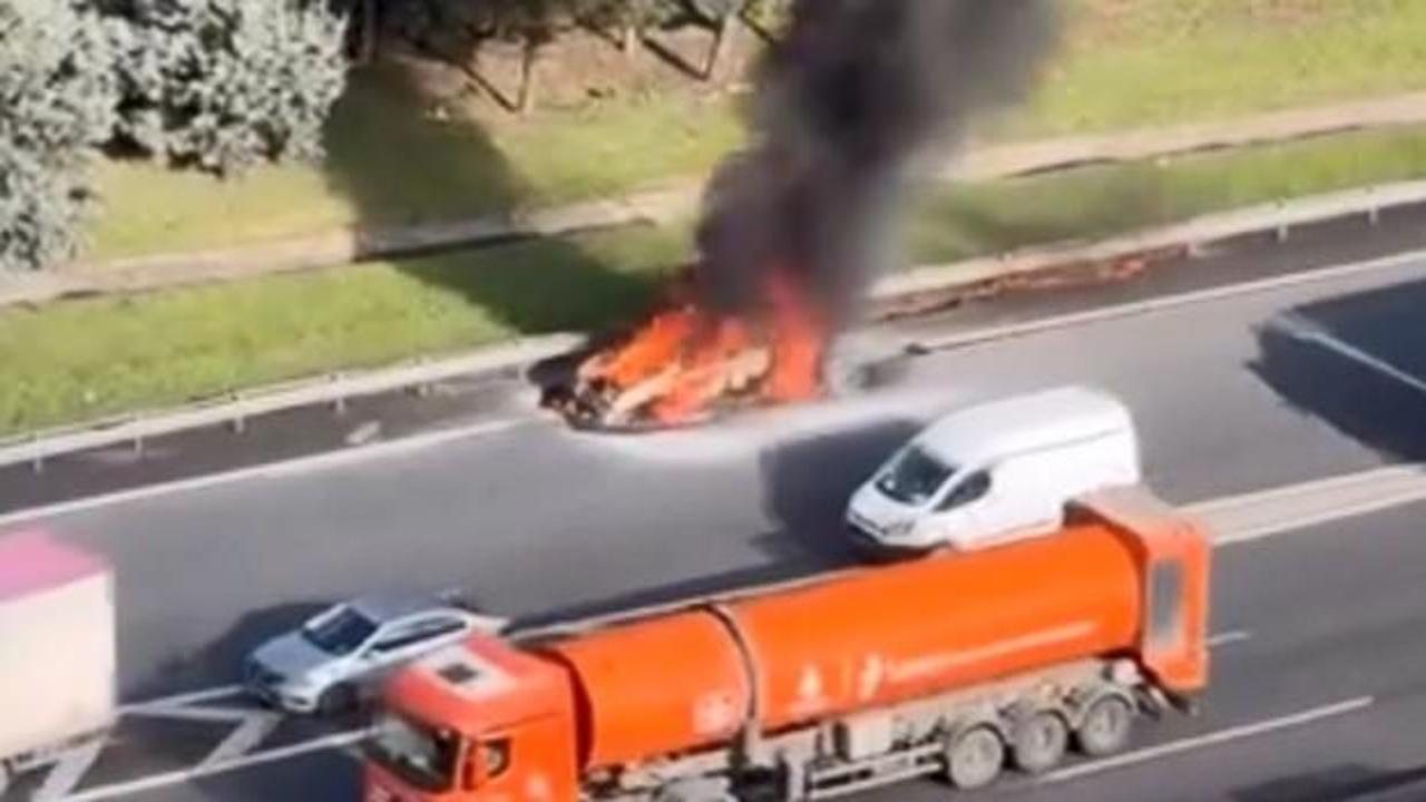 Esenyurt'ta yanan otomobil hurdaya döndü