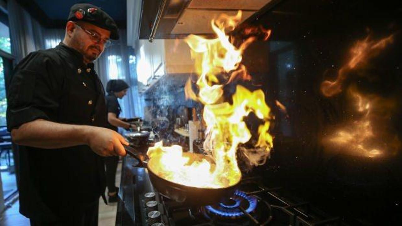 Evinde verdiği 'pahalı' yemek davetleriyle lösemili çocuklara umut oluyor