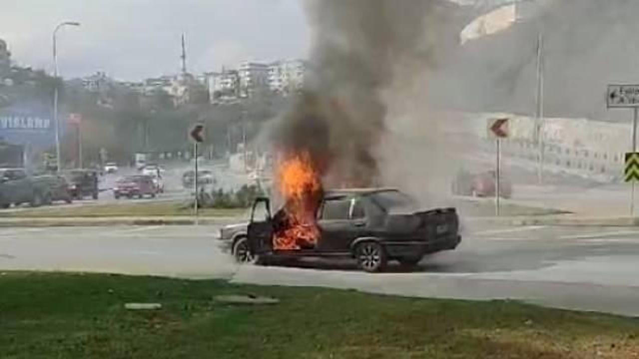Eyüpsultan'da hareket halindeki araç alev alev yandı