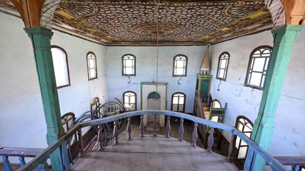 Fotoğraf tutkusuyla Başkentin eski camilerine ışık tutuyor