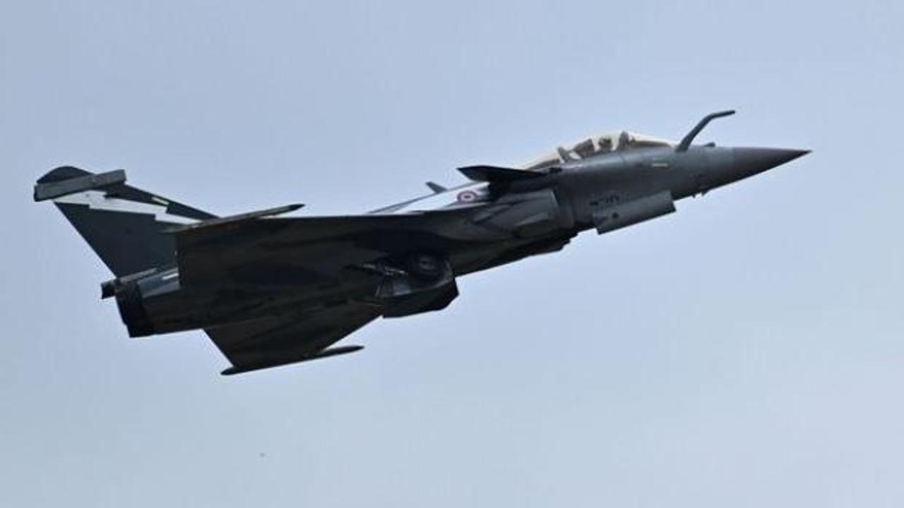 Fransa'da 2 askeri uçak havada çarpıştı