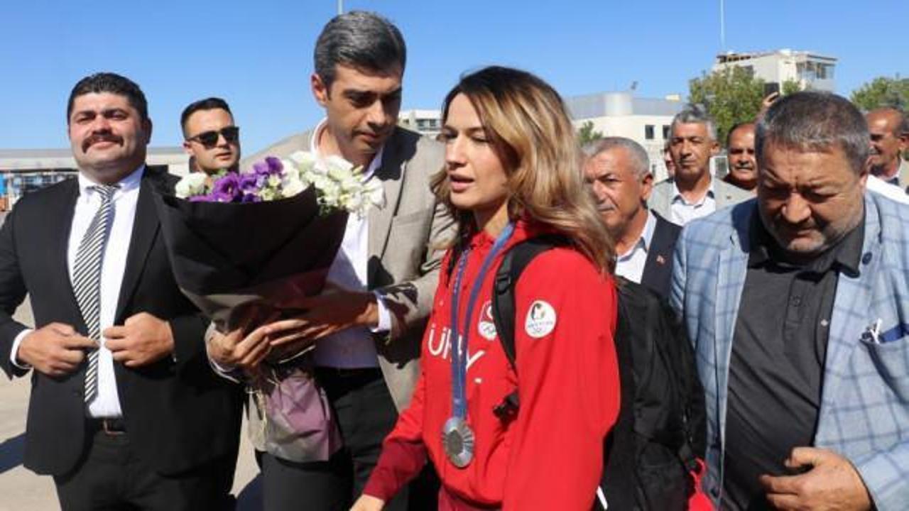 Gümüş madalya kazanan milli sporcuya memleketinde sevgi seli
