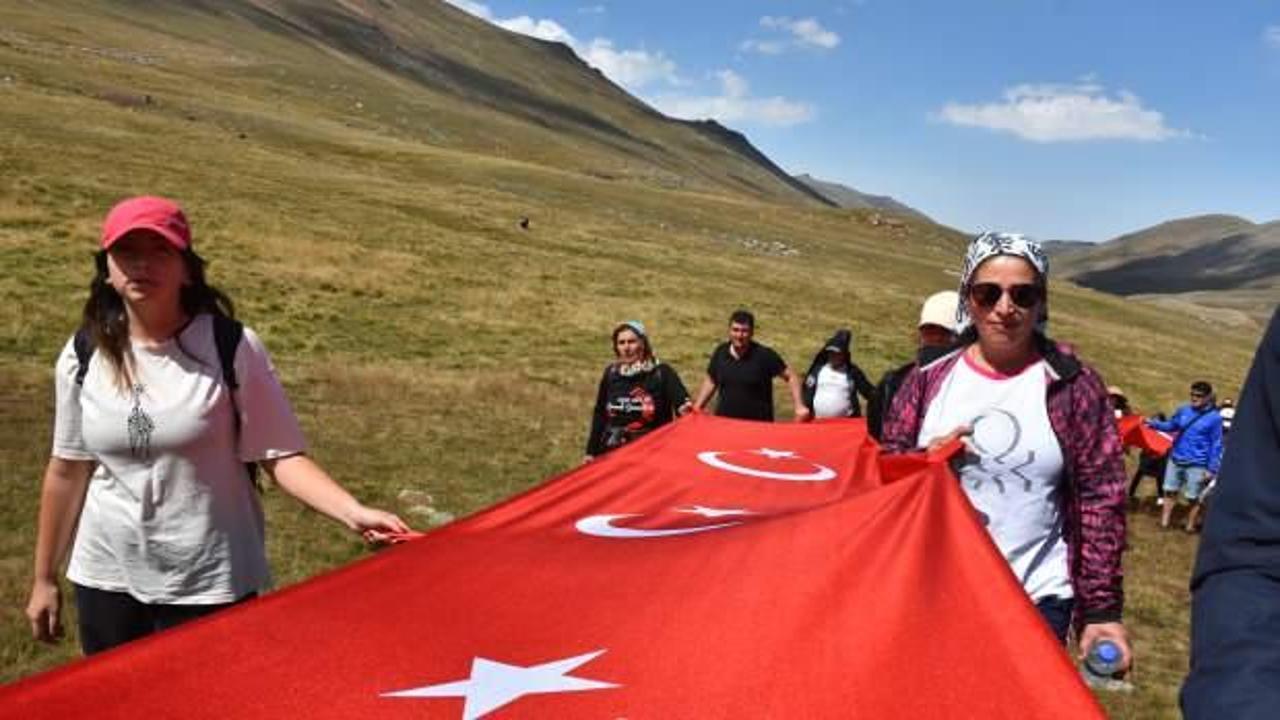 Gümüşhane'nin 3 bin 82 rakımlı Deveboynu Yaylası'nda şehitler anısına yürüyüş düzenlendi
