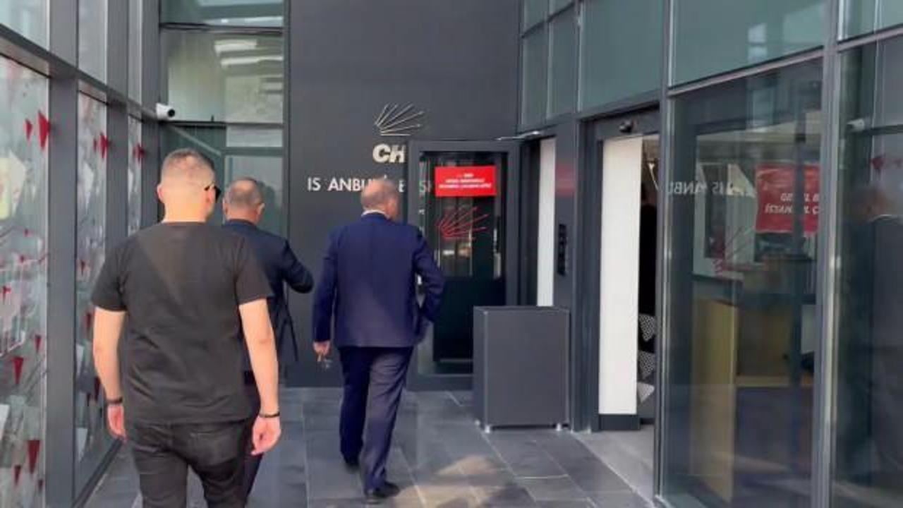 Gürsel Tekin CHP'nin Sarıyer'deki eski İl Başkanlığı binasında