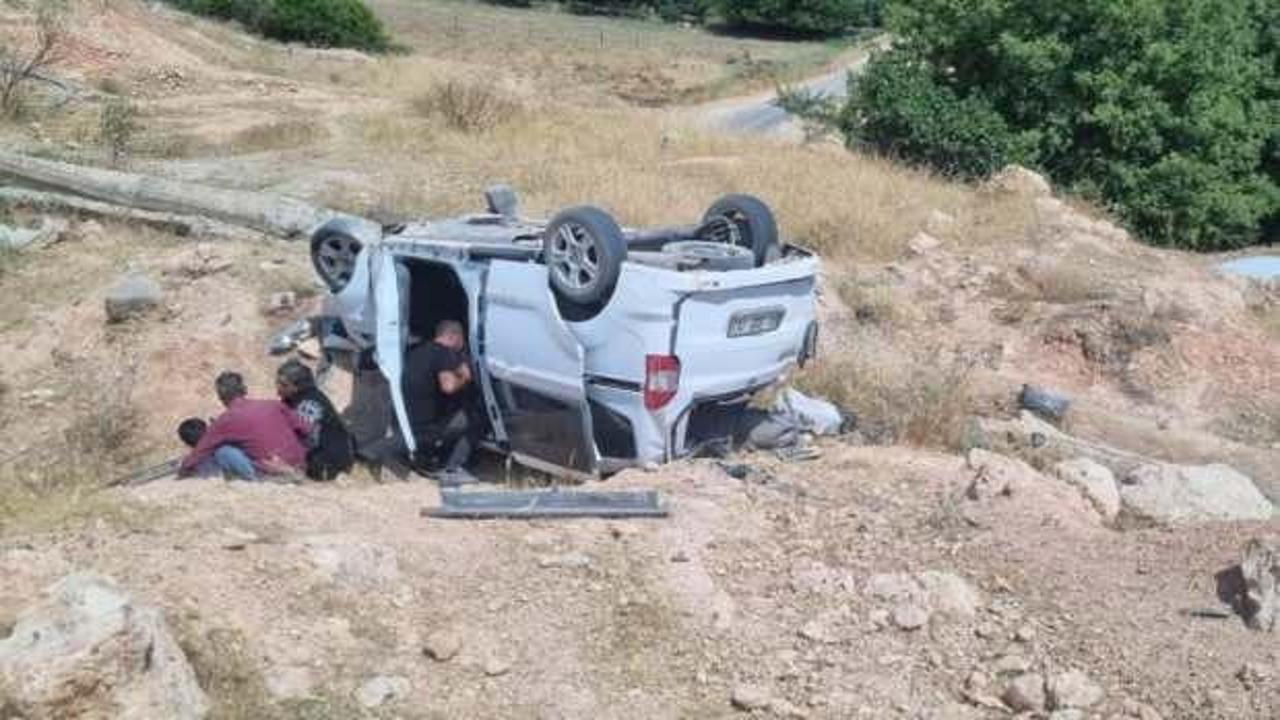 Hafif ticari araç şarampole yuvarlandı: 2'si ağır 5 yaralı