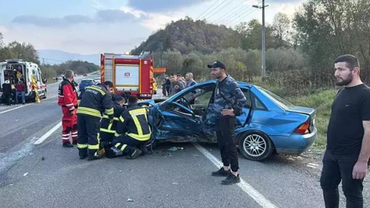 Hafif ticari araçla otomobil çarpıştı: 2'si çocuk, 7 yaralı!