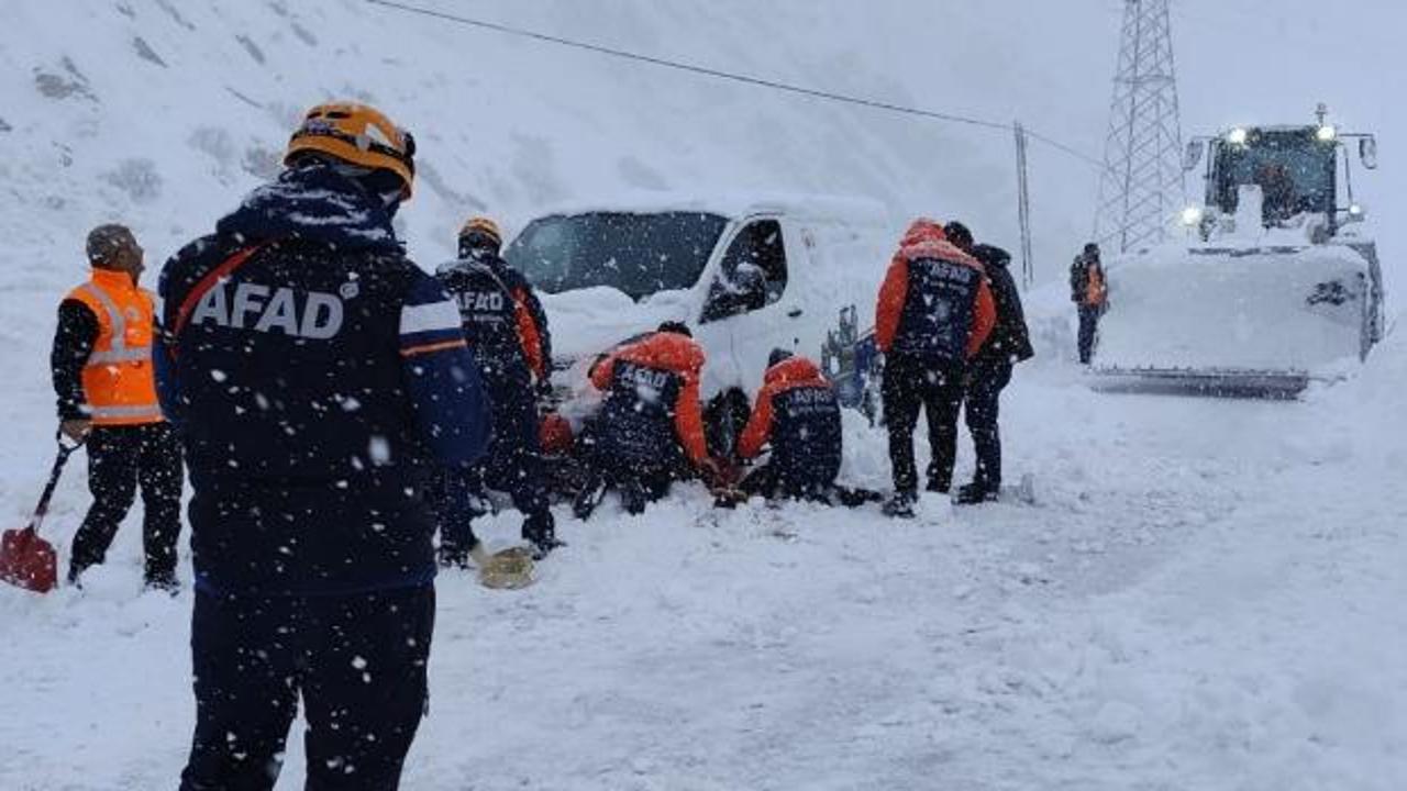 Hakkari'de çığ altında kalanlar kurtarıldı