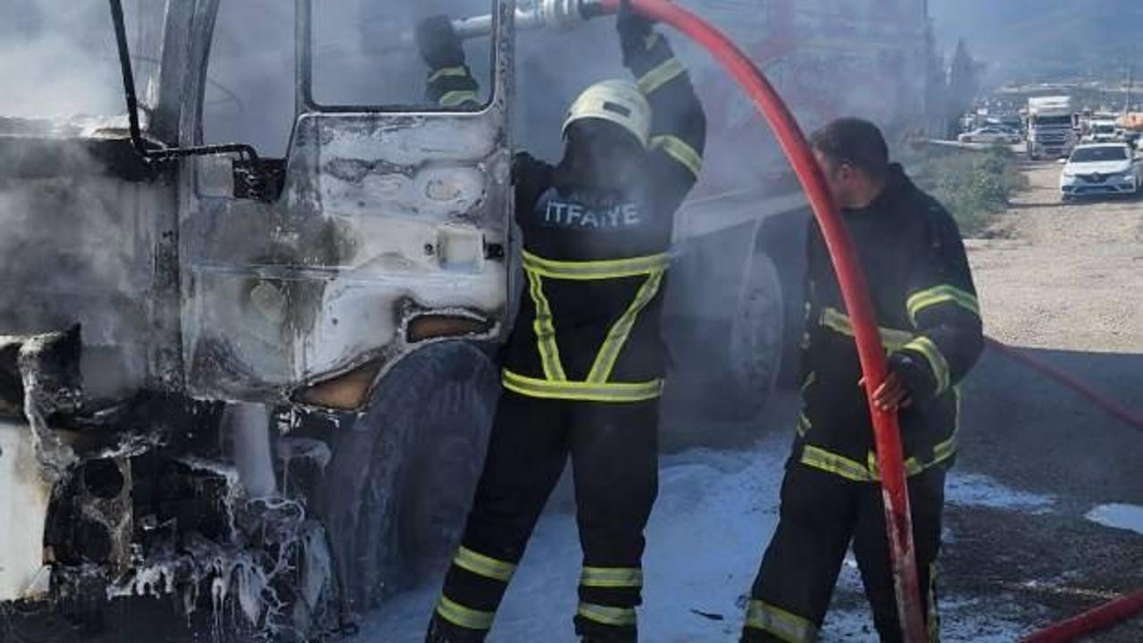 Hatay'da seyir halindeki hafriyat kamyonu yandı