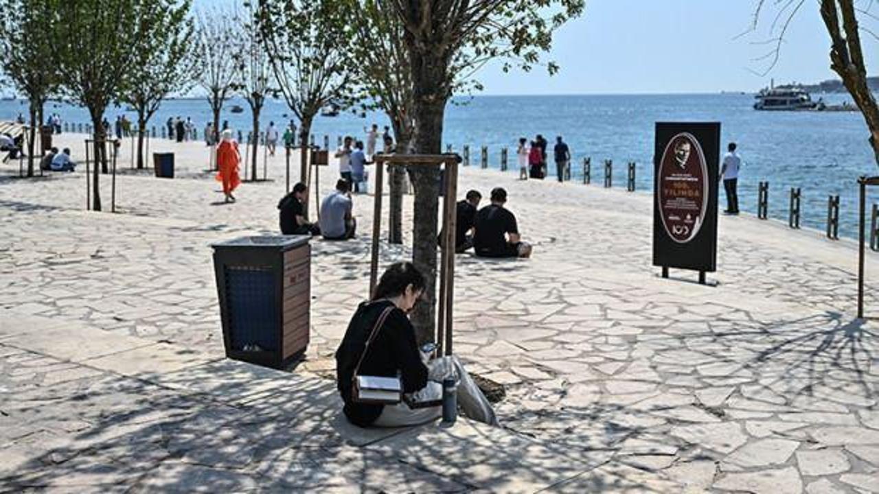 İstanbul'da nemli ve sıcak havadan bunalanlar plaj ve parklara akın etti