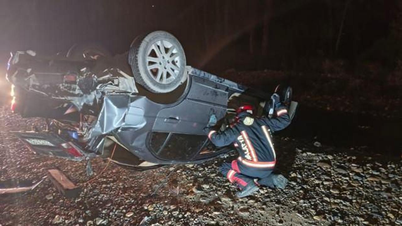 Malatya’da direksiyon hakimiyetini kaybeden araç yoldan çıktı! 2 kişi yaralandı