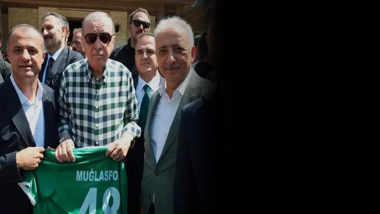 Marmaris’te dikkat çeken buluşma! Cumhurbaşkanı Erdoğan’a özel forma hediye edildi