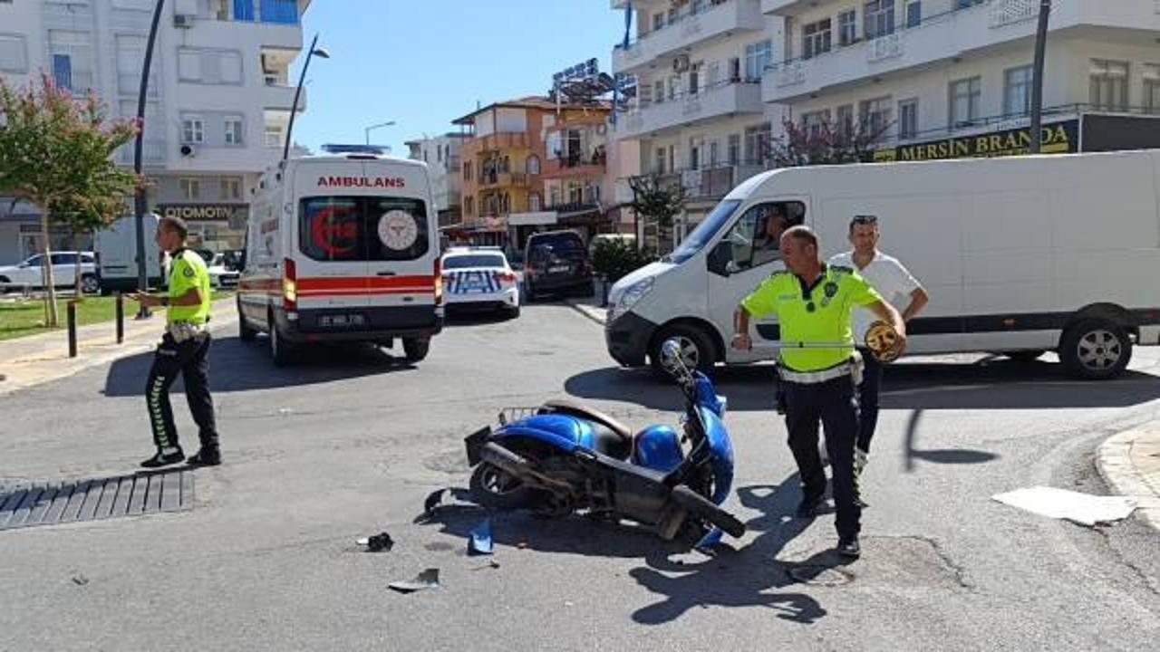Motosiklet sürücüsü kamyonetle çarpıştı