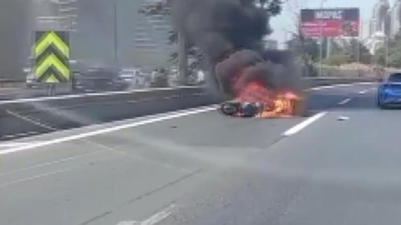 Otomobilin çarptığı motosiklet alev alev yandı