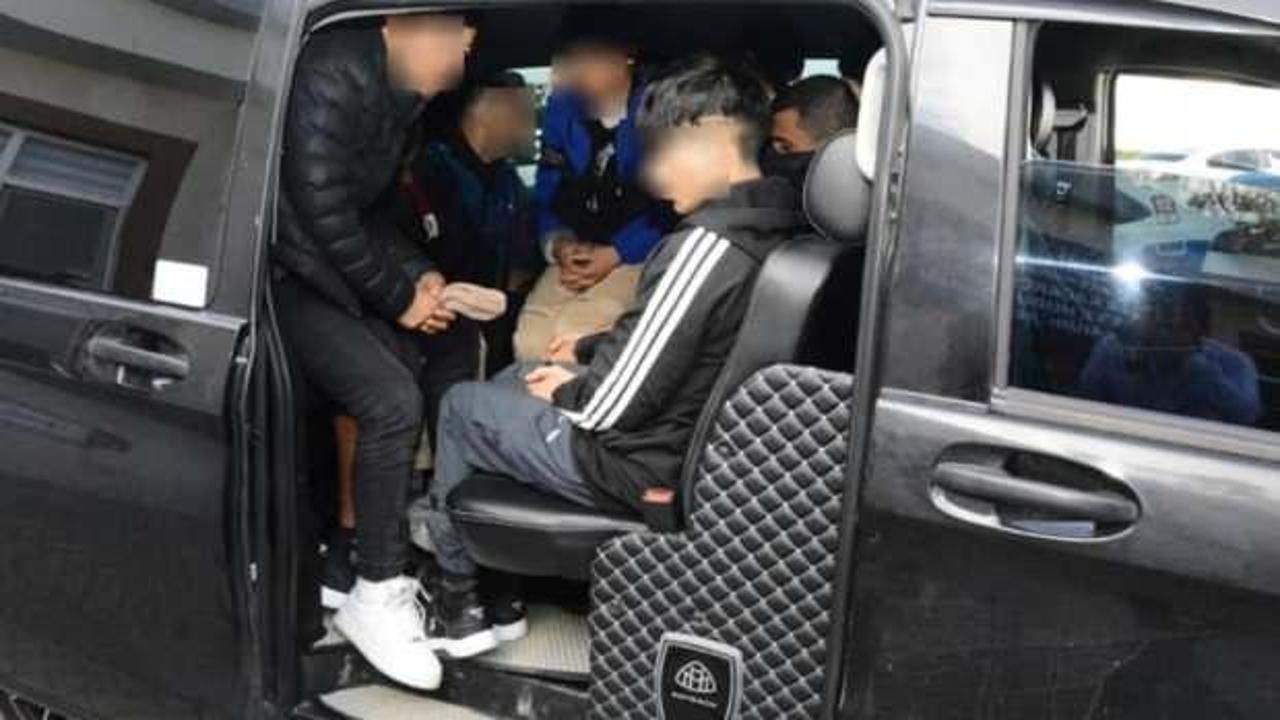 Takibe alınan 2 hafif ticari araçta 12 göçmen ile 3 organizatör yakalandı