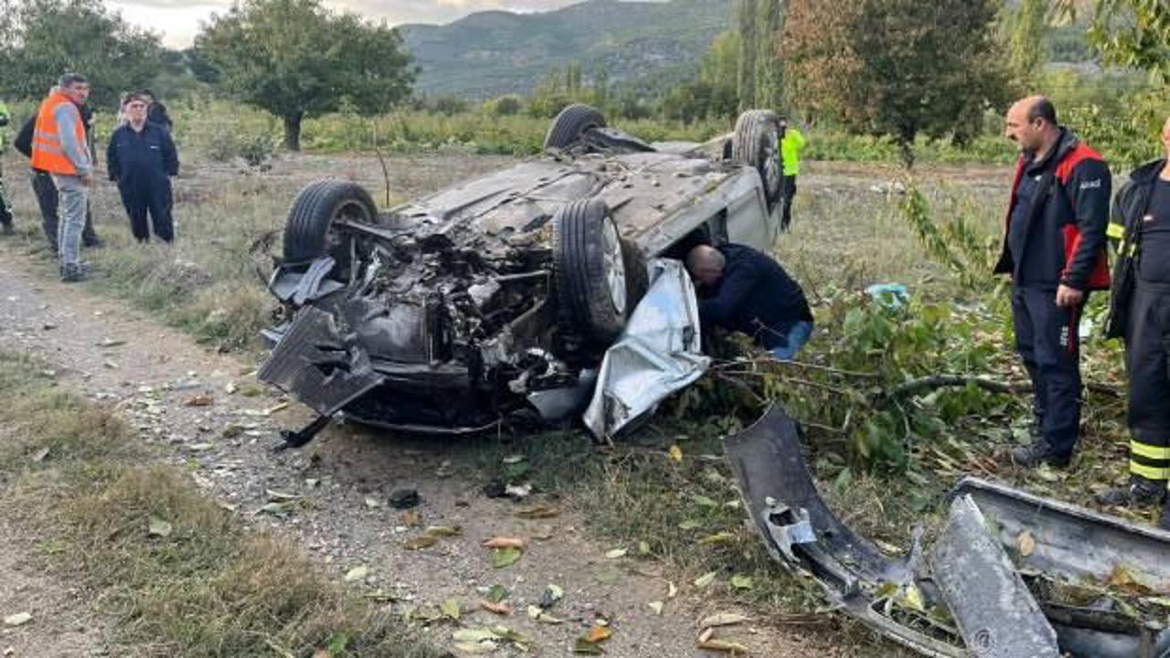 Tarlaya uçan otomobildeki kadın öldü, eşi ile 7 aylık oğlu yaralandı