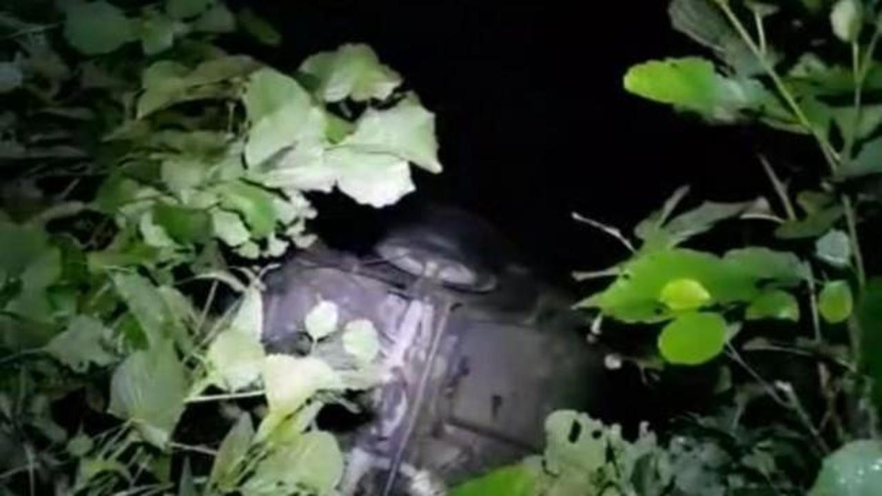 Trabzon'da kontrolden çıkan araç dereye uçtu: 4 kişi son anda kurtarıldı