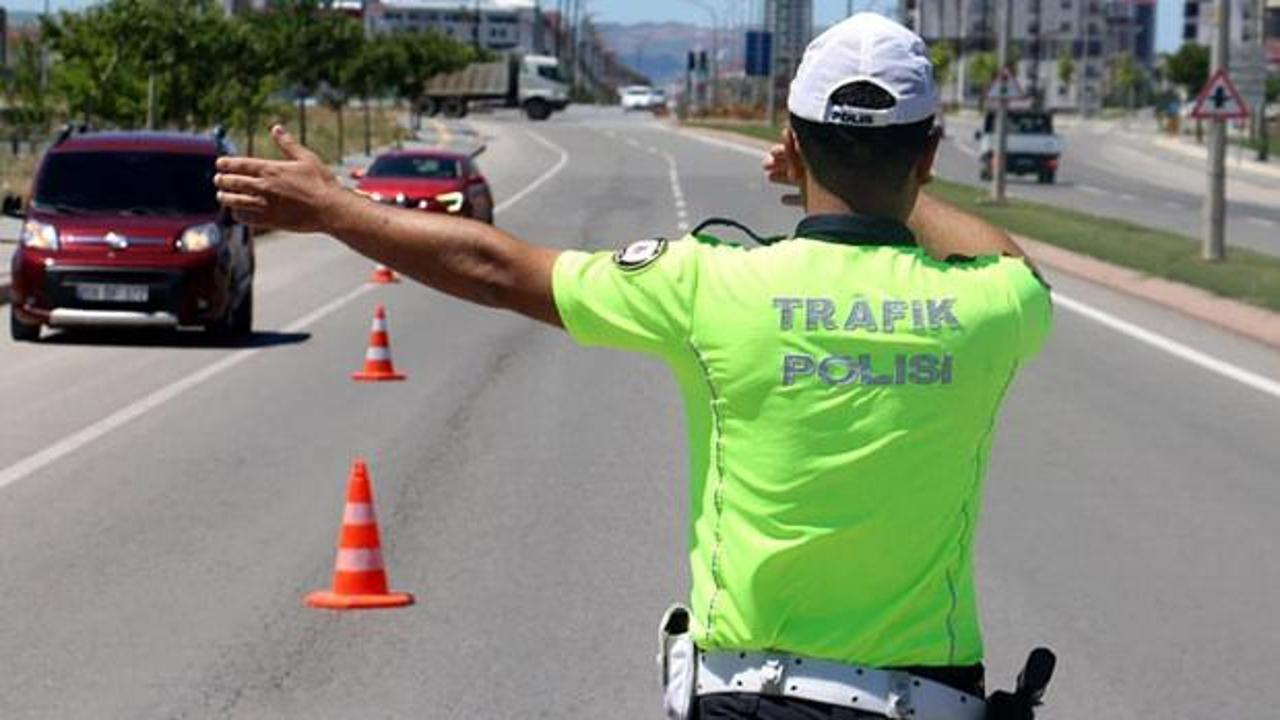 Trafikte 2 hareketi yapan yandı! Hapis cezası alabilirsiniz