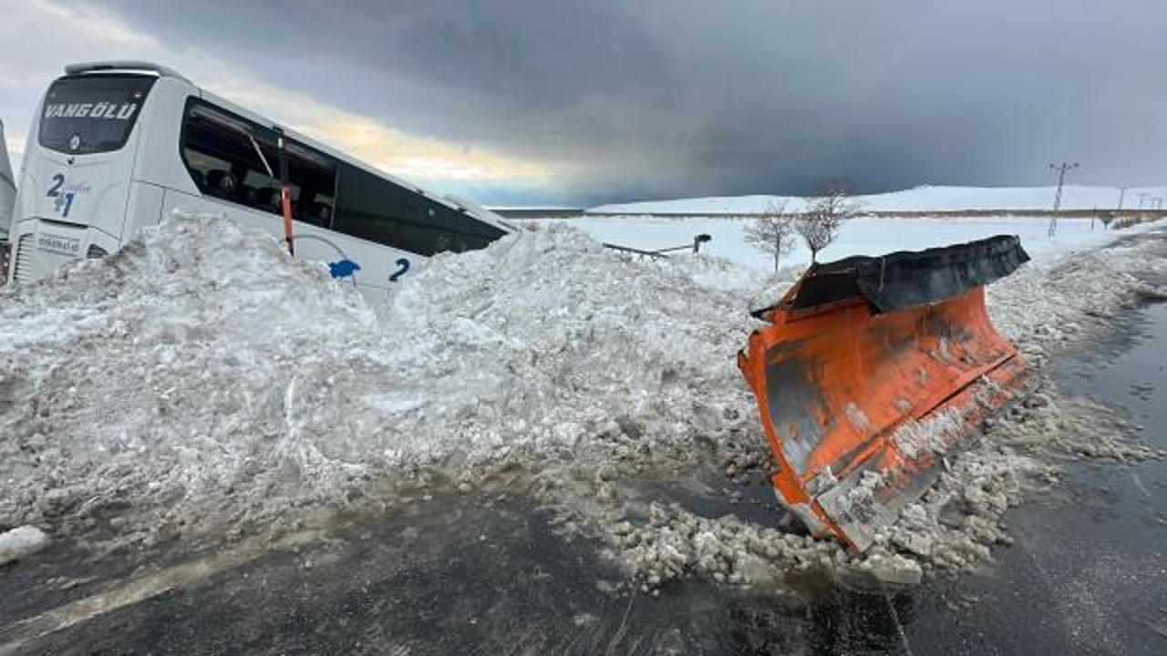 Van'da feci kaza! Kar küreme aracına çarpan yolcu otobüsü kara saplandı: 11 yaralı