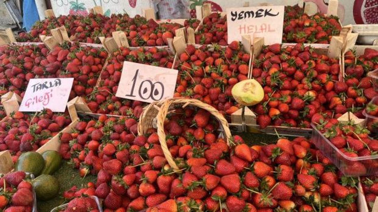 Yaz meyveleri tezgahlara çıktı! Çilek 100 lira, erik 200 lira...