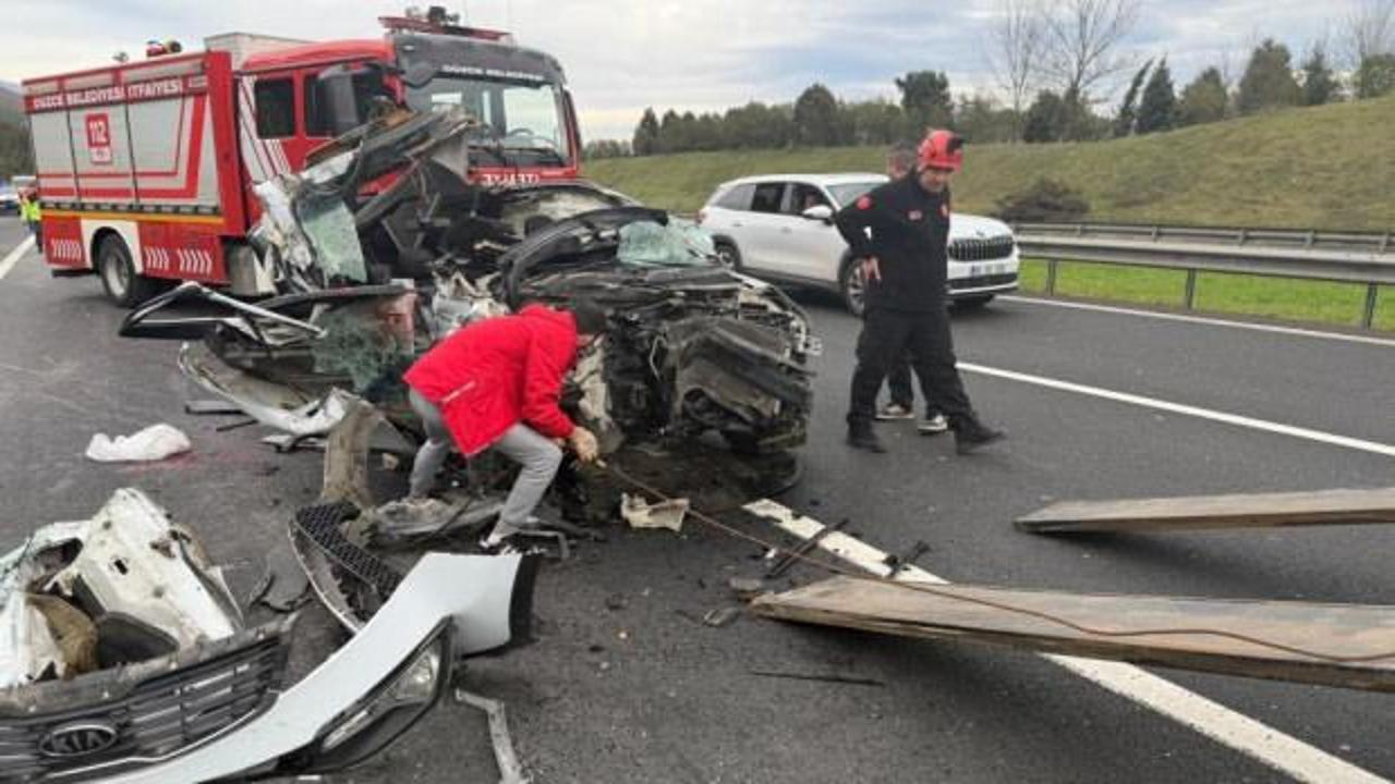 TEM'de otomobil tıra çarptı: 1 ölü, 1 yaralı